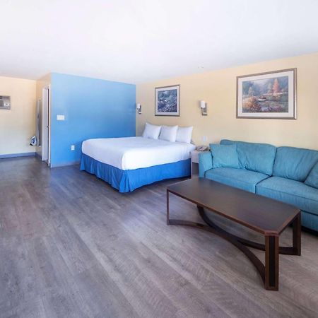 Days Inn By Wyndham Hicksville Long Island Esterno foto