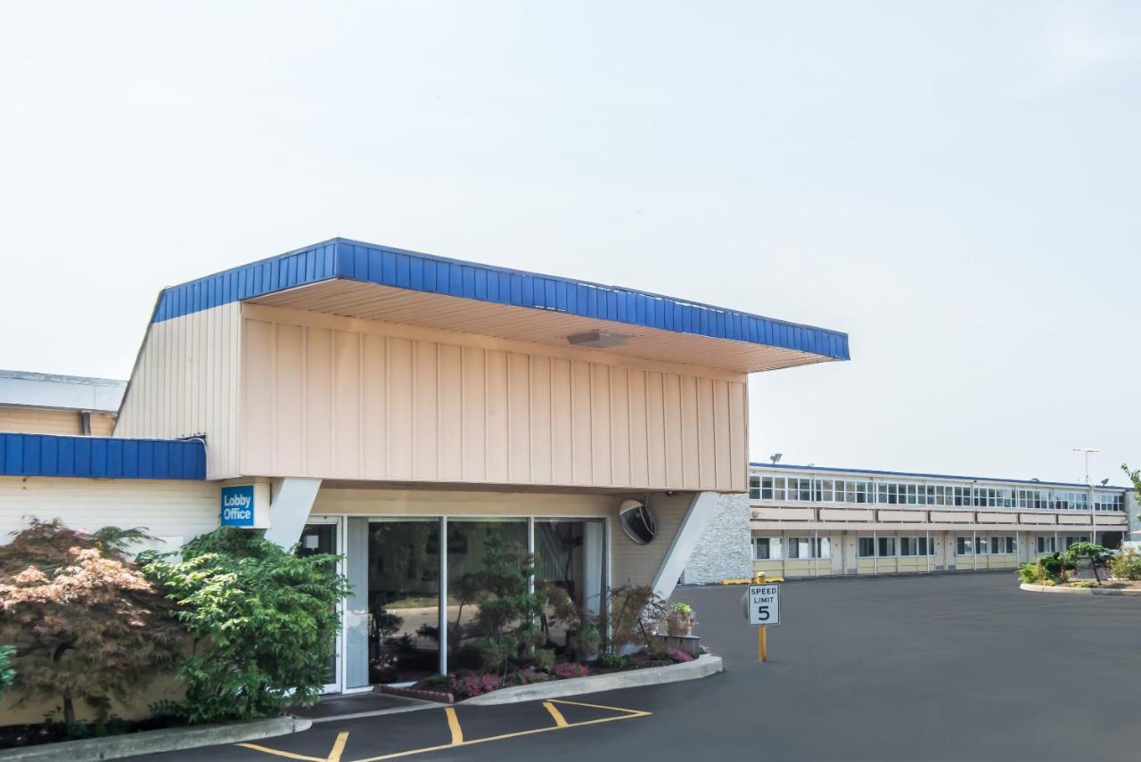 Days Inn By Wyndham Hicksville Long Island Esterno foto