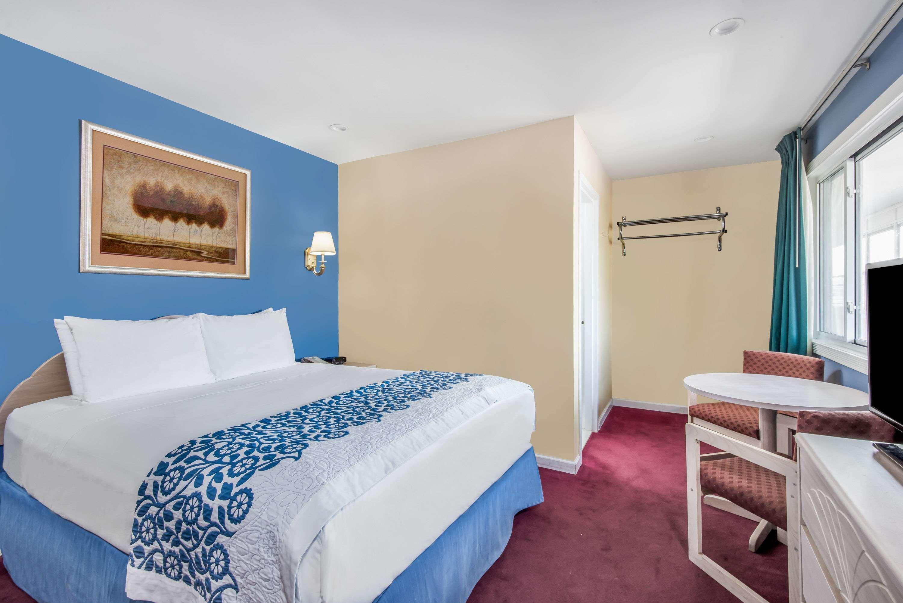 Days Inn By Wyndham Hicksville Long Island Esterno foto