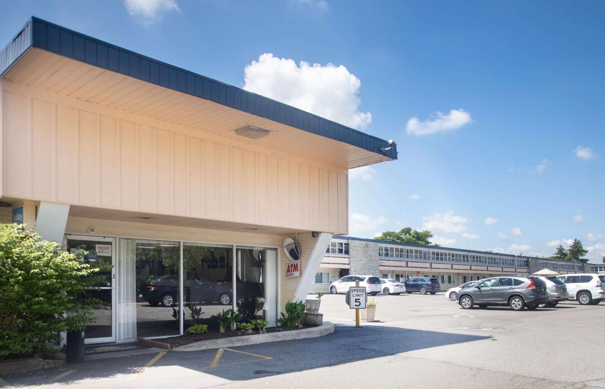 Days Inn By Wyndham Hicksville Long Island Esterno foto