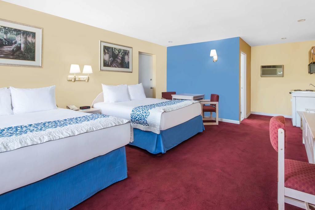 Days Inn By Wyndham Hicksville Long Island Esterno foto